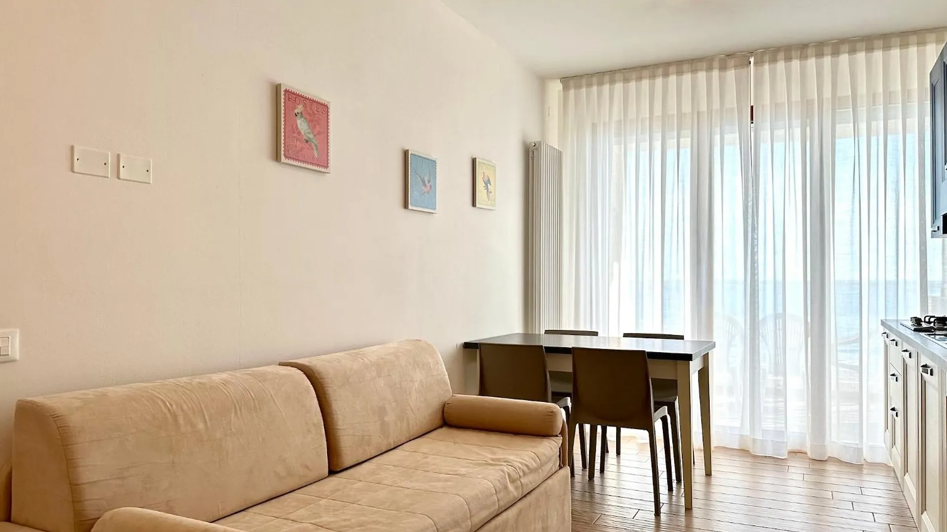 Villa Emy Fronte Mare-Carraro Immobiliare Jesolo-Family Apartments