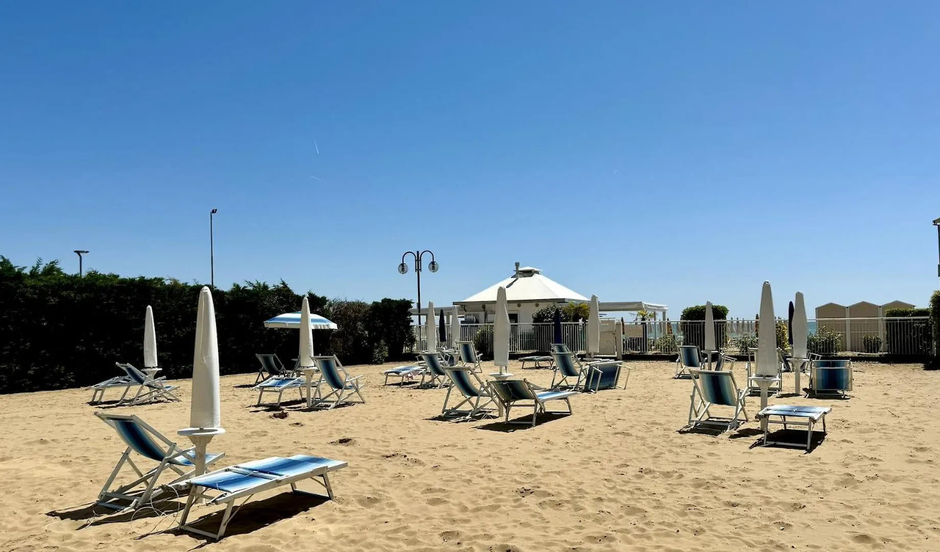 Villa Emy Fronte Mare-Carraro Immobiliare Jesolo-Family Apartments