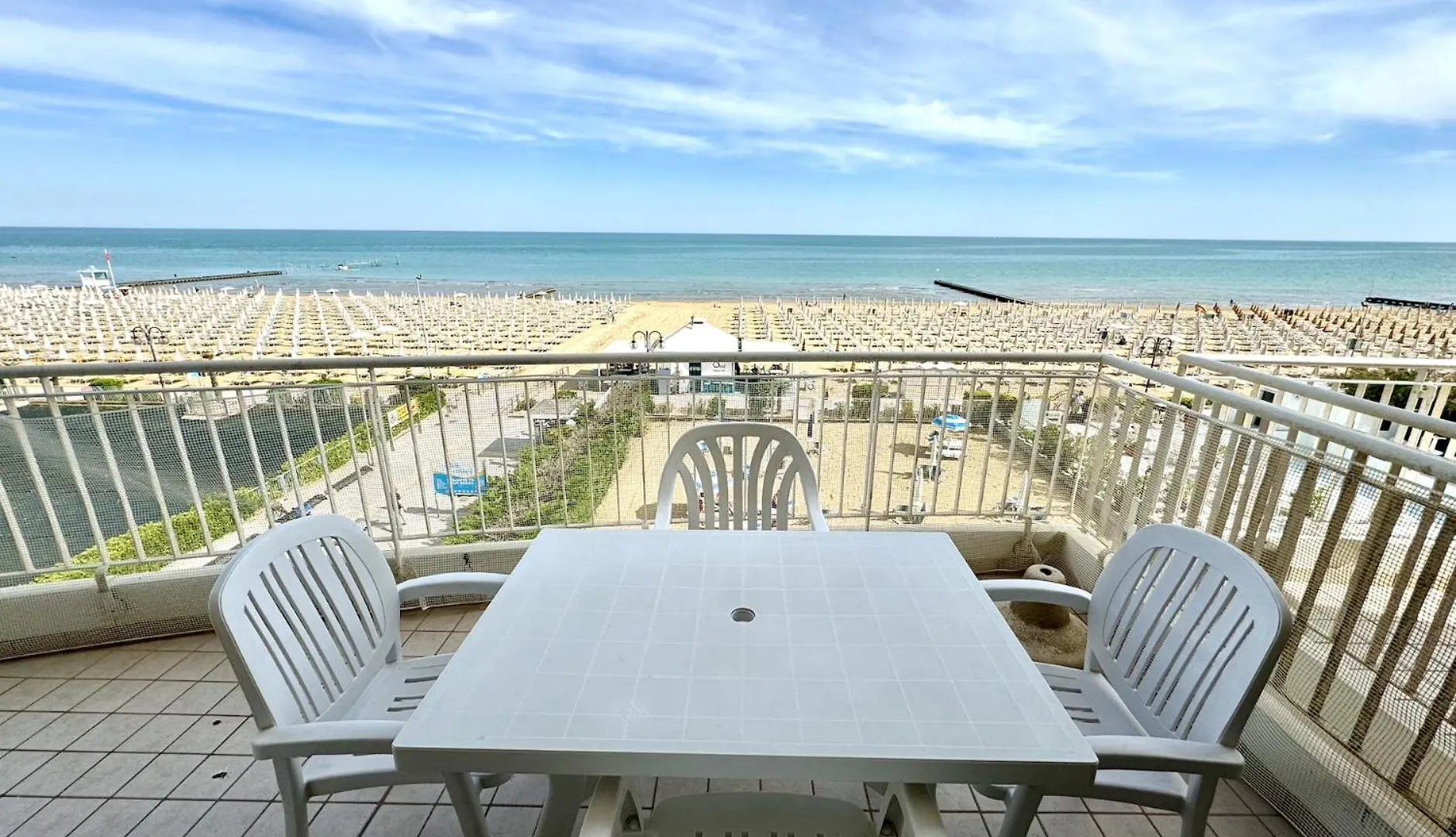 Villa Emy Fronte Mare-Carraro Immobiliare Jesolo-Family Apartments contacts